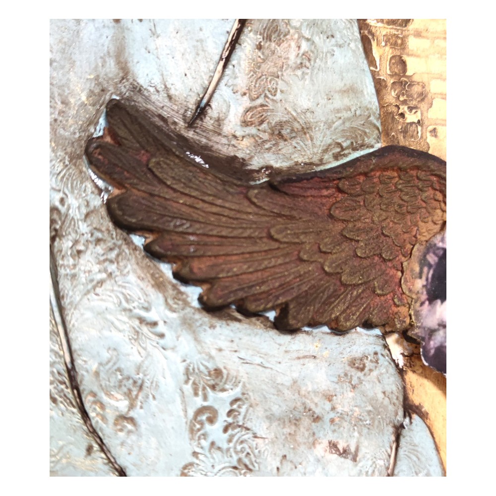 detalle-alas-en-relieve
