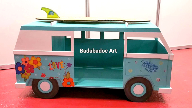 Caseta mascota furgoneta hippie