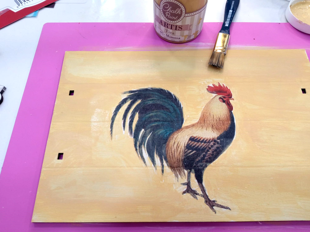 Pintamos el fondo alrededor del gallo